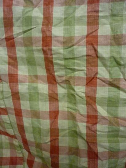 null Couvre lit matelassé en madras imprimé de carreaux verts, blancs et rouges.

Dimensions :...