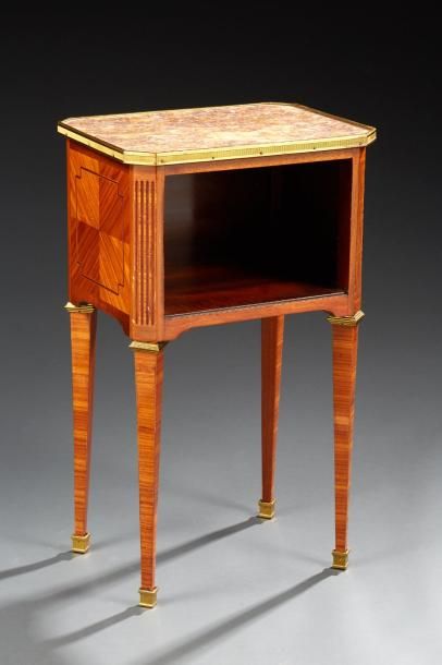null Table de chevet de style Louis XVI à pans coupés en bois de placage. Plateau...