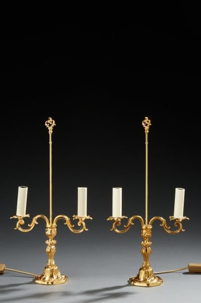 null Paire de petites lampes bouillote de style Louis XV, en métal doré à deux bras...