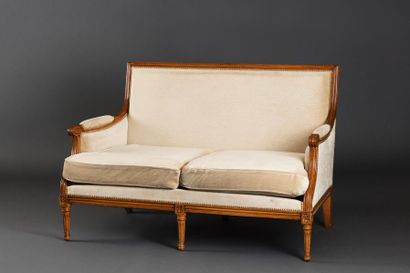 null Canapé de style Louis XVI en bois naturel vernis à six pieds.

Dossier rectangulaire....