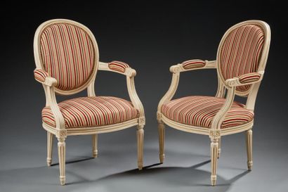 null Paire de fauteuils médaillons en bois laqué blanc de style Louis XVI, garnis...