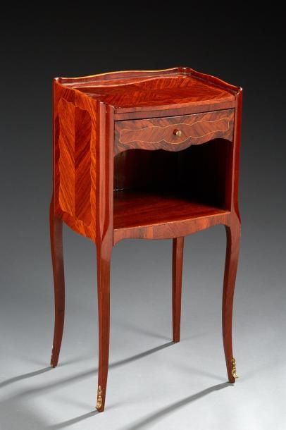 null Table de chevet de style Louis XV en placage de bois exotique, ouvrant par un...