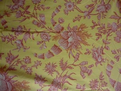 null - Couvre lit matelassé en coton imprimé, toile de Jouy jaune à décor de fleurs...