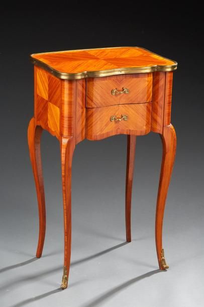 null Table de chevet de style Louis XV en placage de bois de rose, ouvrant par deux...