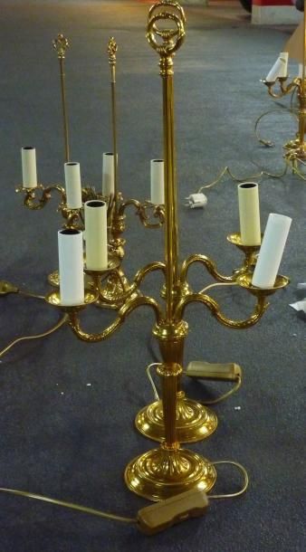 null Paire de flambeaux bouillotte de style Louis XVI, à deux lumières. Bases circulaires...