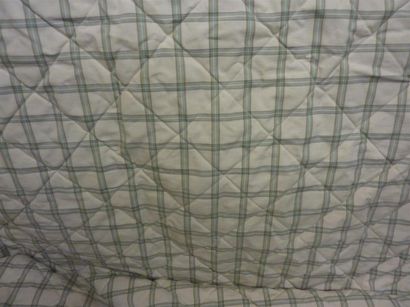 null - Couvre lit matelassé en coton imprimé, à décor de glycines. 

Dimensions :...