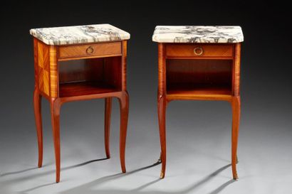 null Paire de tables de chevet de style Louis XV, en placage de bois de rose, ouvrant...