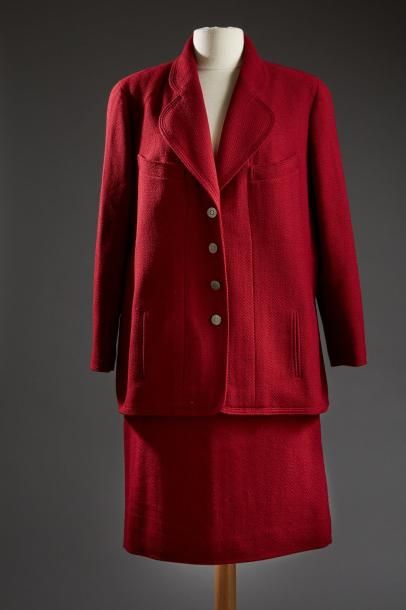 null CHANEL Boutique

Tailleur jupe en laine vieux rouge, veste à col à rabats arrondis,...