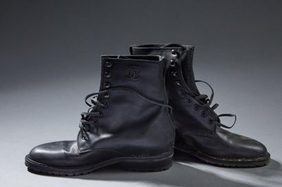 null CHANEL

Paire de boots en cuir noir, siglées

Taille : 34

(Etat neuf)

On y...
