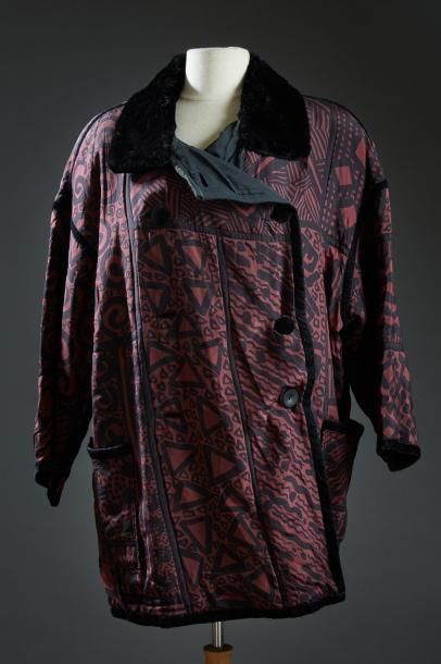 null Louis FERAUD PARIS

Veste kimono en soie imprimée sur fond bordeaux, col en...