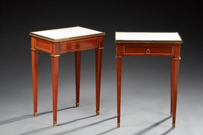 null Paire de tables de chevet de style Louis XVI en placage d’acajou reposant sur...