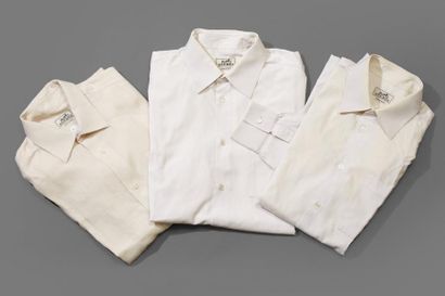 null HERMES Paris 

Lot de trois chemises blanches à boutons en clou de selle :

-...