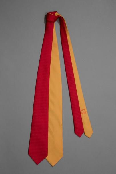 null HERMES Paris 

Lot de deux cravates en soie:

- une jaune,

- une rouge brochée...