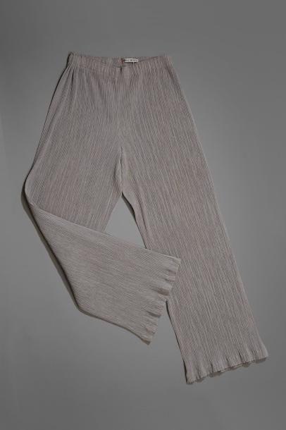 null ISSEY MIYAKE

Pantalon plissé gris souris

(Tache)