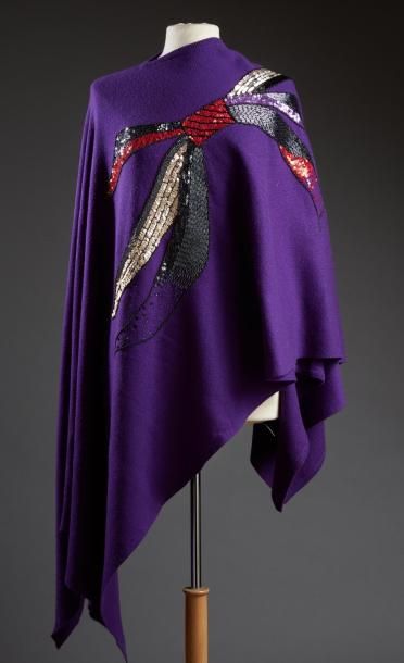 null KAI- YIN LO

Cape en laine violette rebrodée d'un noeud cachemire à paillettes...