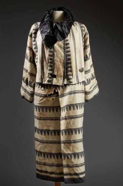 null Paul POIRET, autour de 1921

Manteau en lainage écru orné de motifs d'inspiration...