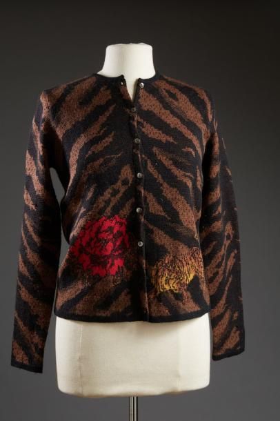 null TAKADA PARIS

Cardigan en laine tigrée à motifs de fleurs rouges et d'un tigre

Taille...