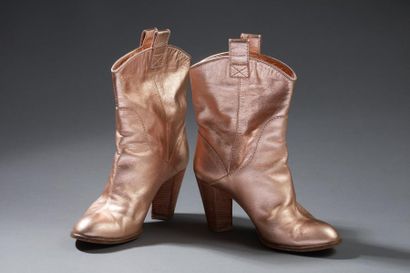 null MARC JACOBS

Paire de bottines en cuir de couleur or rose

Taille : 37