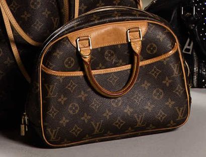 null *Louis VUITTON

Sac à main à deux poignées en toile monogramm et vache naturelle

Signé

Longueur...