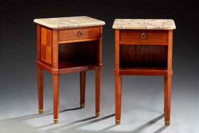 null Paire de tables de chevet de style Louis XVI à pans coupés en placage de bois...