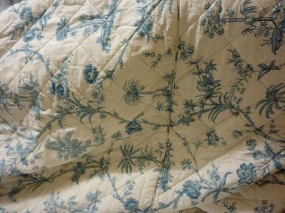 null Couvre lit matelassé en coton imprimé, toile de Jouy coloris bleu Nattier, à...