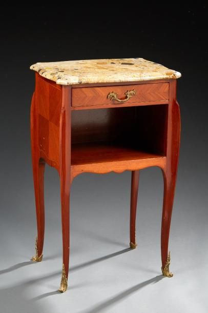 null Table de chevet de style Louis XV en bois de placage, ouvrant par un tiroir....