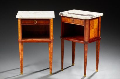 null Paire de tables de chevet de style Louis XVI à pans coupés en placage de bois...