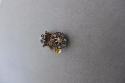 null Paire de clips d'oreilles en or jaune 18K (750 millièmes) et argent (800 millièmes)...