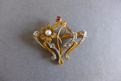 null Broche en or jaune 18 k (750 millièmes) à décor fleuri ajouré, sertie de diamants...