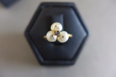 null Bague en or jaune 18 k (750 millièmes) sertie de trois petites perles et d'un...