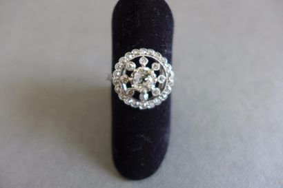 null Bague en platine (950) sertie de diamants de taille ancienne dont un plus important...