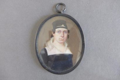 null Ecole Francaise vers 1820 

Miniature ovale sur os représentant une femme à...