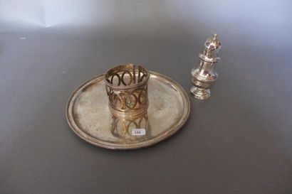 null Petite saupoudreuse de forme balustre en argent. Elle repose sur un piédouche...