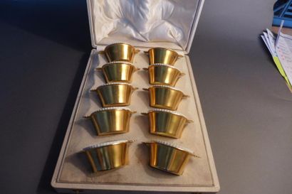 null Dix petits pots à crème en porcelaine et métal doré dans un coffret de la maison...