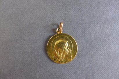 null Médaille de baptème en or jaune 18 k (750 millièmes) représentant le profil...