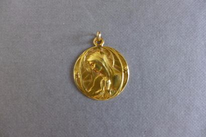 null Médaille de baptème en or jaune 18 k (750 millièmes) représentant la Sainte...