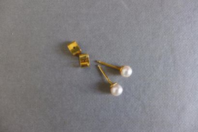 null Paire de puces d'oreille en or jaune 18 k (750 millièmes) serties de perles.

Poids...
