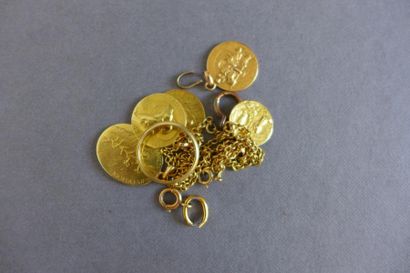 null Lot d'or 18 k (750 millièmes) comprenant médailles, chaîne et débris d'or.

Poids...