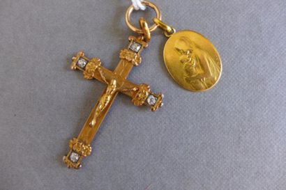 null Pendentif crucifix en or jaune 18 k (750 millièmes) serti à chaque extrémité...