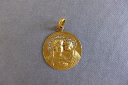 null Médaille en or jaune 18 k (750 millièmes) ornée sur une face d'une Vierge à...