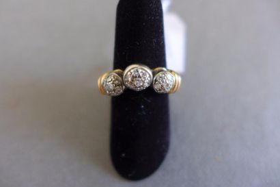 null Bague en or jaune 18 k (750 millièmes) et or gris à décor de trois boules serties...