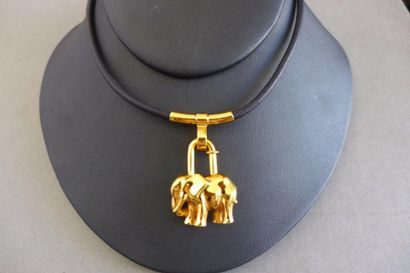 null HERMES Paris

Collier Lanière cuir et pendentif éléphant. Plaqué or.