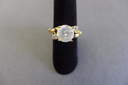 null Bague or jaune 18 k (750 millièmes) sertie d'un diamant d'environ 2 carats épaulé...