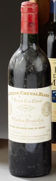 null Château Cheval Blanc, GCC Saint-Émilion, 1986.
Étiquette légèrement abîmé, capsule...