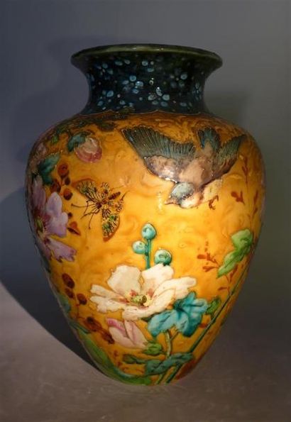 ANGLETERRE, MINTON Vase de forme ovoïde à fond jaune en porcelaine, à décor polychrome...