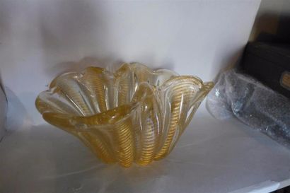 BAROVIER ET TOSO Coupe coquillage en verre soufflé à décor de paillons d'or, col...
