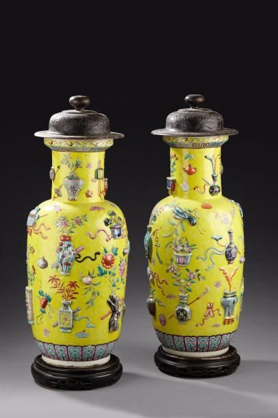 null Paire de vases rouleaux en porcelaine de Chine à décor en relief sur fond jaune...
