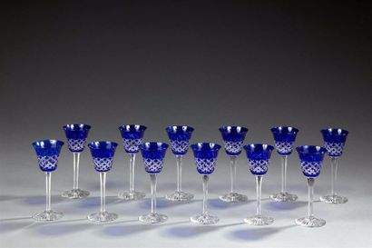 BACCARAT Suite de douze verres à vin du Rhin en cristal taillé. Calices teintés ...