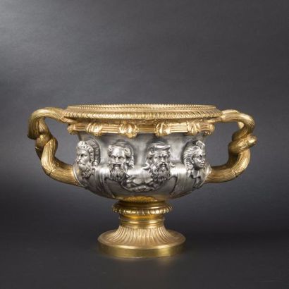 null Vase Warwick en bronze à double patine argentée et dorée orné de mascarons,...