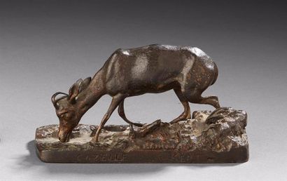 D'après Pierre Jules MENE (1810-1879) Gazelle du désert s'abreuvant
Statuette en...